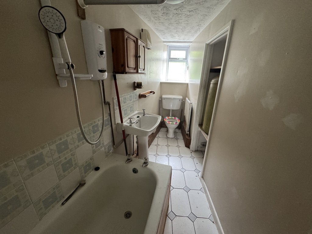Lot: 94 - END-TERRACE COTTAGE FOR SIGNIFICANT IMPROVEMENT WITH COMMUNAL PARKING AREA - Bathroom